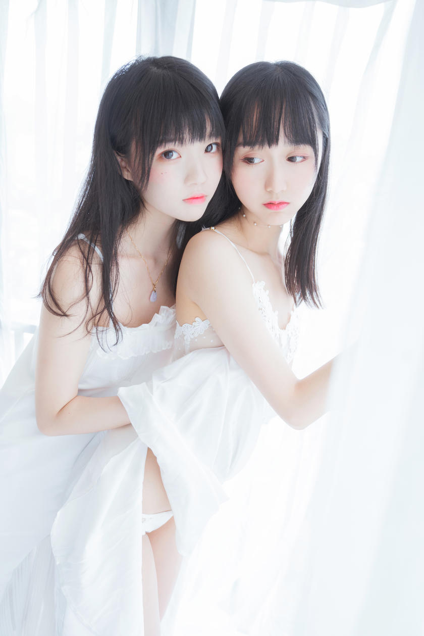 人气Coser@桜桃喵&木绵绵 – 朝(白裙×白裙) [58P/724MB]