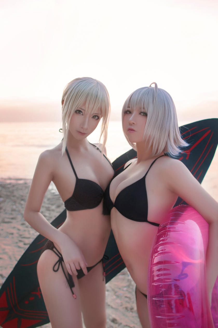 微博人气Coser@半半子&索索 海边泳装 [40P/45MB]